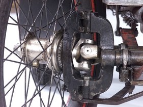 Starre Vorderachse mit zwei Kreuzgelenken beim Gräf von 1898 Starre Vorderachse mit zwei Kreuzgelenken beim Gräf von 1898