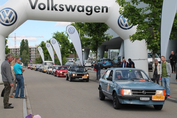 Start bei der Autowelt in Dübendorf - man beachte die auch jüngeren Autos - RAID Young Raiders Challenge 2017