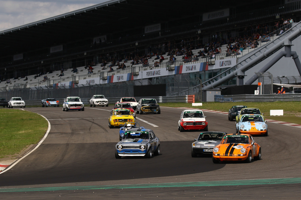 Start der Dunlop FHR HTGT auf dem Grand Prix Kurs - Rennen der Historischen Tourenwagen und GT - Nürburgring Classics 2018