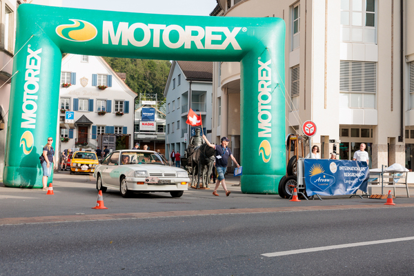Start der Nummer eins - Claude Schwegler und Andrea Schwegler machen sich mit dem Opel Manta B 2000 GTE (1984) auf den Weg