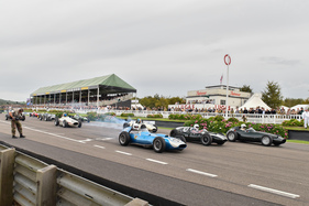 Start der Richmond + Gordon Trophies, Frontreihe in blau ein Scarab-Offenhauser - Richmond & Gordon Trophies - Goodwood Revival 2015