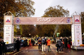 Start des Bonhams London to Brighton Veteran Car Run 2014 bei Sonnenaufgang