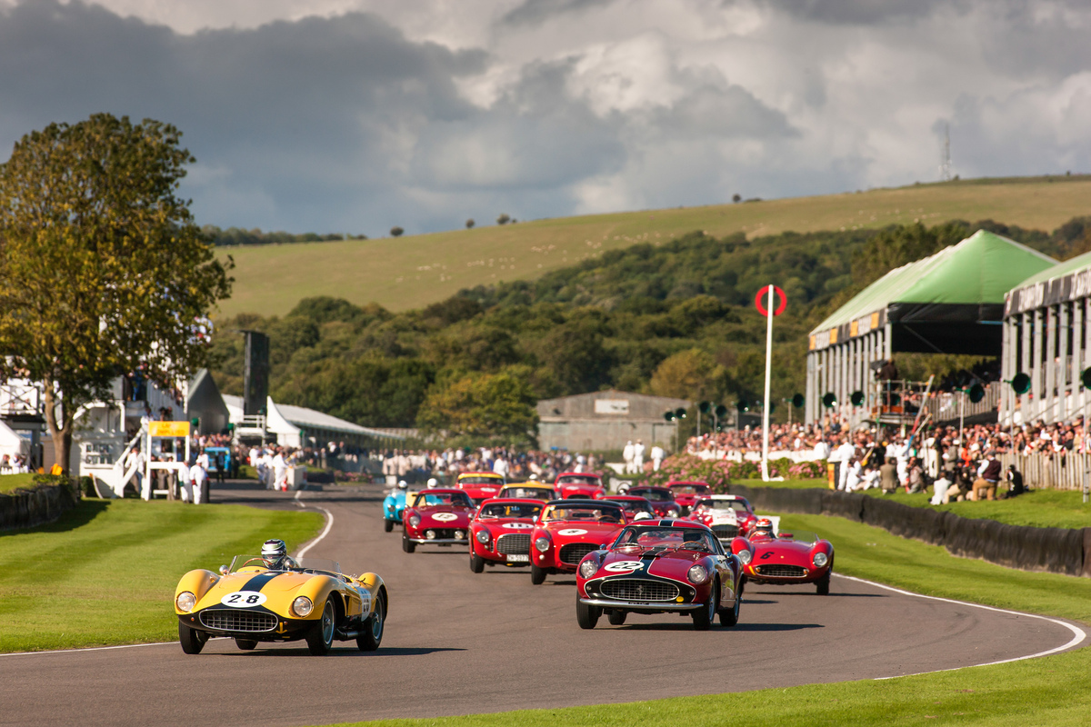 Start des Lavant Cup und mit künftigem Sieger James Cottingham im Ferrari 500 TRC (1957) - Lavant Cup - Goodwood Revival 2015