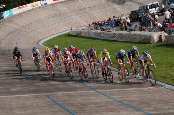 Image: Start of a bike race at the Indianapolis in Oerlikon - Indianapolis in Oerlikon 2014