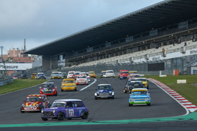 Bild Start von Kampf der Zwerge mit Austin Mini (1972) bei der Historic Trophy Nürburgring 2016 - Kampf der Zwerge