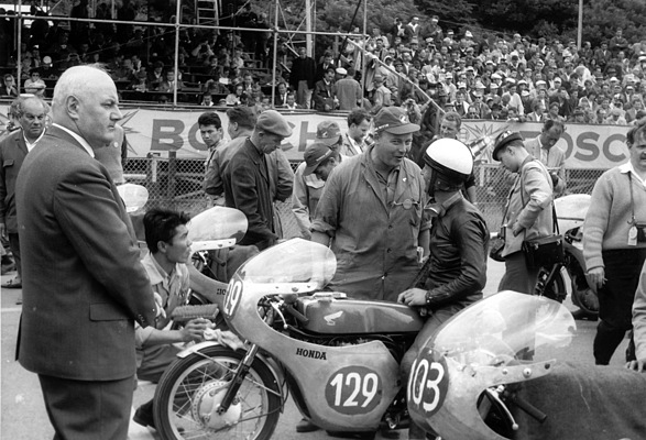 Image: Start of the motorcycle race at Solitude in 1962