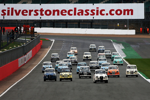 Bild Start zum Rennen der Berühmtheiten - Austin A30/35 Celebrity Challenge - Silverstone Classic 2017