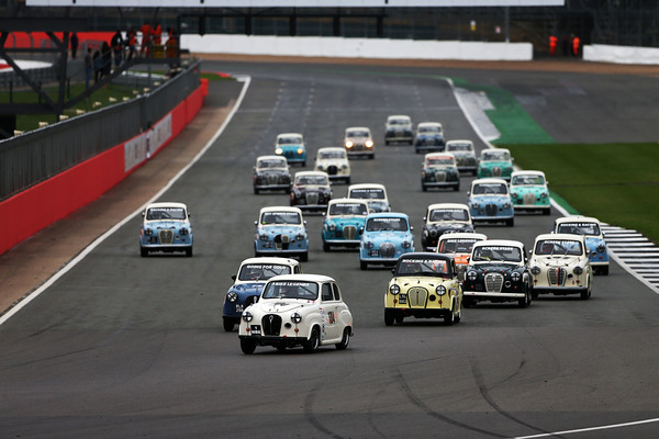 Start zum Rennen der Berühmtheiten - Austin A30/35 Celebrity Challenge - Silverstone Classic 2017