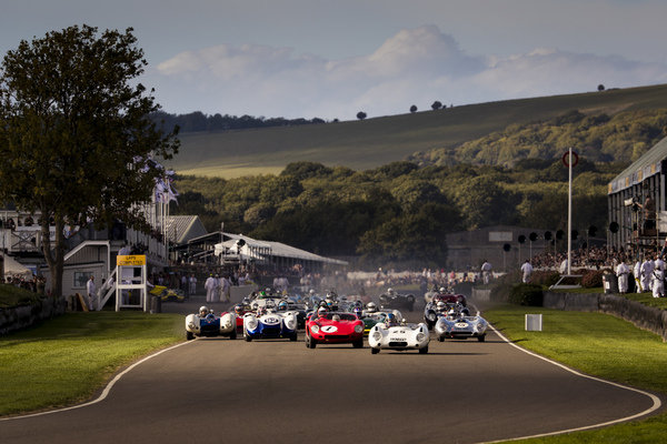 Start zum letzten Rennen zur Sussex Trophy - Roger Wills im Lotus-Climax 15 (1958) in Führung -Goodwood Revival 2018