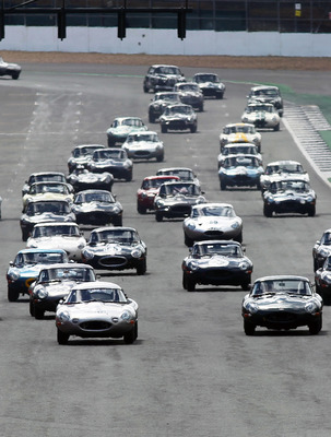 Start zur Jaguar Classic Challenge anlässlich der Silverstone Classic 2017