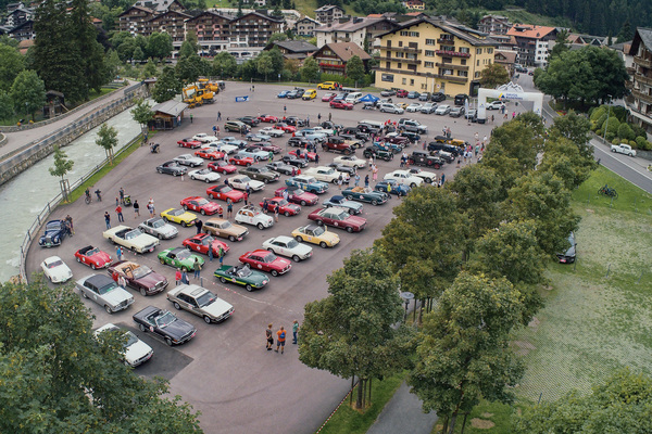 Bild Start zur Rallye auf dem Parkplatz "Alte Eisbahn / Arena" in Klosters Platz - 30. RAID Klosters-Wien 2020