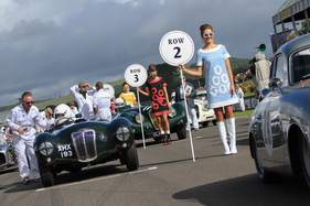 Startaufstellung mit Grid Girls, links ein Frazer Nash Mille Miglia 1951 - Fordwater Trophy - Goodwood Revival 2015
