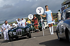 Startaufstellung mit Grid Girls, links ein Frazer Nash Mille Miglia 1951 - Fordwater Trophy - Goodwood Revival 2015