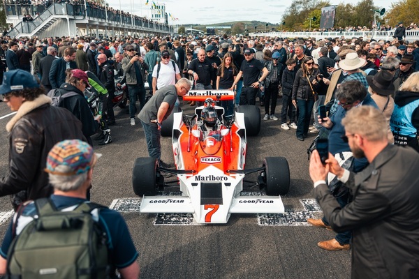 Bild: Startaufstellung zur James Hunt Demonstration - 83. Goodwood Members' Meeting 2026