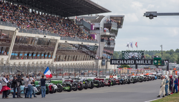 Image: Starter Sebastian Loeb at the Le Mans start of the Plateau 1 - Le Mans Classic 2014