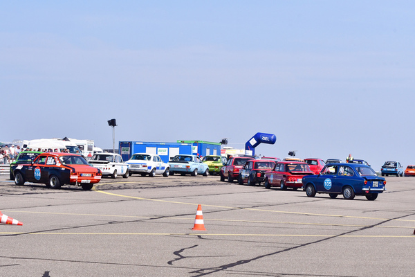 Bild Starterfeld der Klasse 3 für strassenzugelassene Oldtimer und Youngtimer – Historisches Flugplatzrennen Zweibrücken 2024