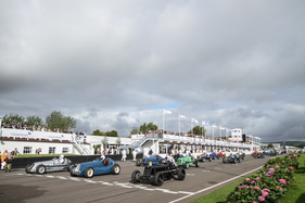 Startfeld der Goodwood Trophy, schwarz in der ersten Reihe ein ERA B-Type R10B 1936 - Goodwood Trophy - Goodwood Revival 2015