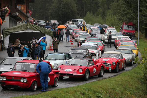 Bild: Startfeld der Gruppe 2 in Langwies - Arosa ClassicCar 2017