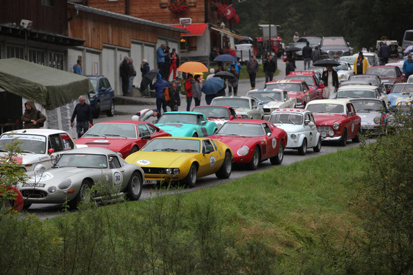 Bild: Startfeld der Gruppe 2 in Langwies - Arosa ClassicCar 2017