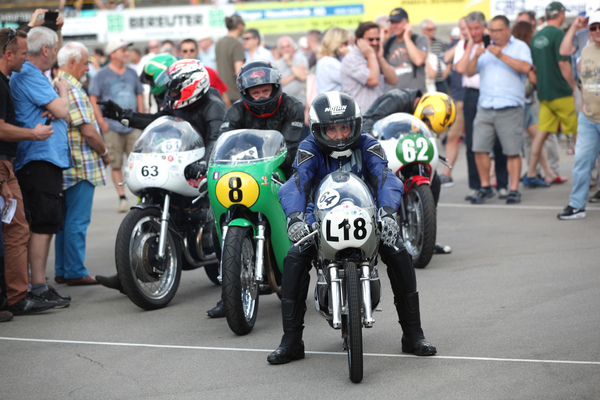Startvorbereitungen bei den Motorrädern - Indianapolis Oerlikon am 26. Juli 2016