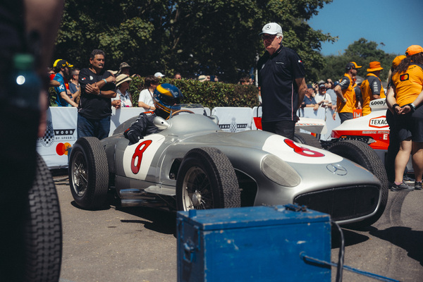 Startvorbereitungen beim Mercedes-Benz W196 - Goodwood Festival of Speed 2025