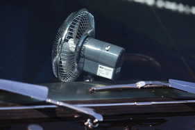 Statt Klimaanlage tut dieser Ventilator hinter der Frontscheibe seinen Dienst - British Car Meeting in Mollis am 28. August 2016