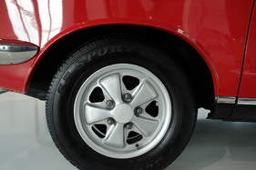 Statt auf den schmalen Fuchsfelgen des Ro 80 mit 175er Bereifung rollten die Versuchsträger des Ro 80 mit KKM 871 auf den legendären Fuchsfelgen des Porsche 911