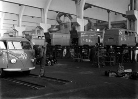 Statt des Zentralrohrrahmens bekommt der Bus eine selbsttragende Karosserie, die auf einem Leiterrahmen sitzt. Der Motor hat 1131 ccm Hubraum und leistet 18 kW bei 3300min. Der Bus befördert bis zu acht Personen. Statt des Zentralrohrrahmens bekommt der Bus eine selbsttragende Karosserie, die auf einem Leiterrahmen sitzt. Der Motor hat 1131 ccm Hubraum und leistet 18 kW bei 3300min. Der Bus befördert bis zu acht Personen.