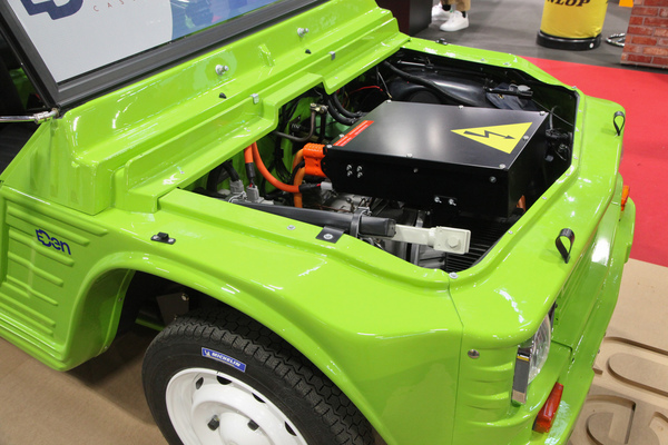 Statt des schnatternden Zweizylinders der Dyane findet sich hier ein Elektromotor samt Leistungselektronik im Citroën Méhari - Rétromobile Paris 2019
