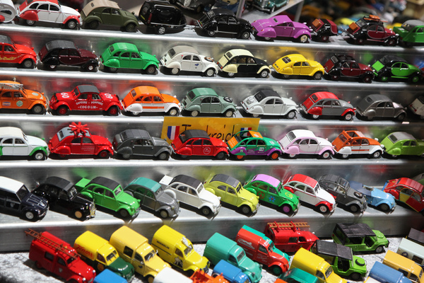 Statt eines grossen Döschwo konnte man sich auch viele kleine erstehen - Oldtimermesse St. Gallen am 30. Oktober 2016