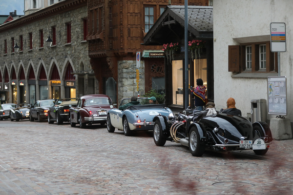 Stau vor dem Start vor dem Badrutt's Palace Hotel - 31. British Classic Car Meeting St. Moritz 2025