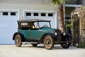 Stearns-Knight L4 Touring (1920) - als Lot 331 an der Philadelphia-Versteigerung von Bonhams am 2. Oktober 2017