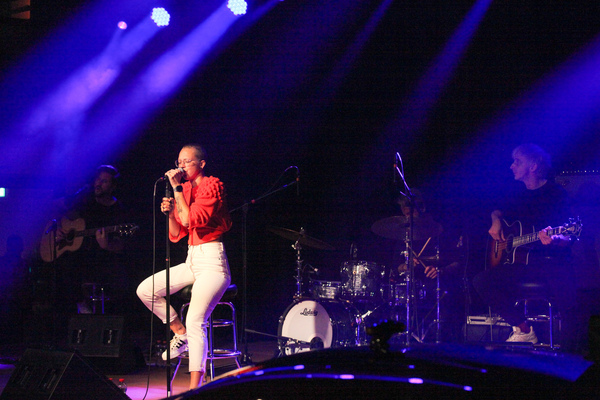 Bild: Stefanie Heinzmann "in concert" zusammen mit einer "unplugged band" anlässlich der Eröffnungsfeier der Autohalle Andelfingen