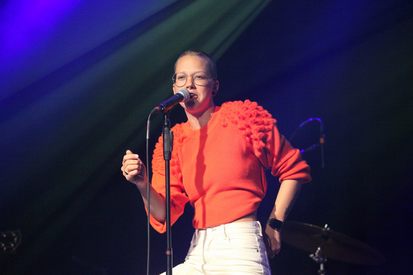 Stefanie Heinzmann "in concert" zusammen mit einer "unplugged band" anlässlich der Eröffnungsfeier der Autohalle Andelfingen
