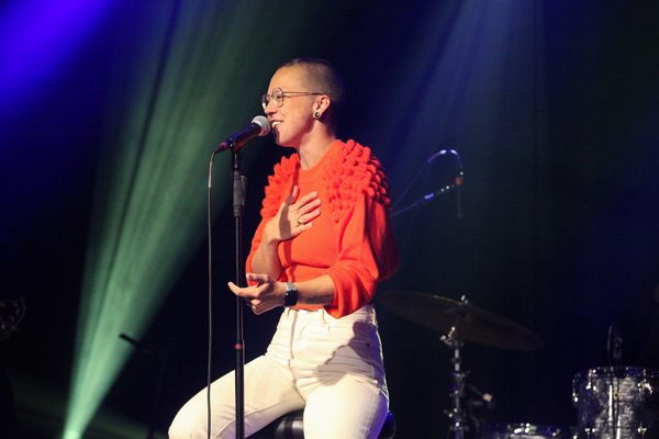 Bild: Stefanie Heinzmann "in concert" zusammen mit einer "unplugged band" anlässlich der Eröffnungsfeier der Autohalle Andelfingen