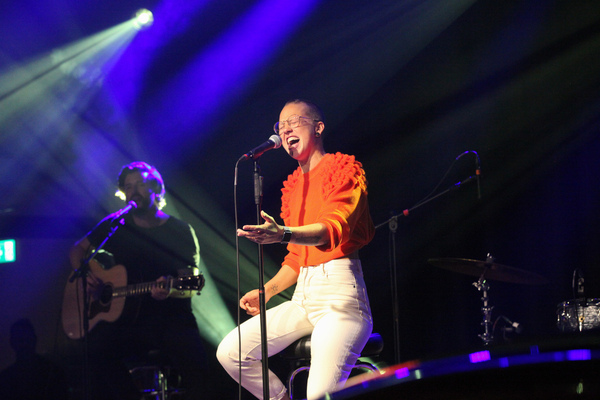 Stefanie Heinzmann "in concert" zusammen mit einer "unplugged band" anlässlich der Eröffnungsfeier der Autohalle Andelfingen
