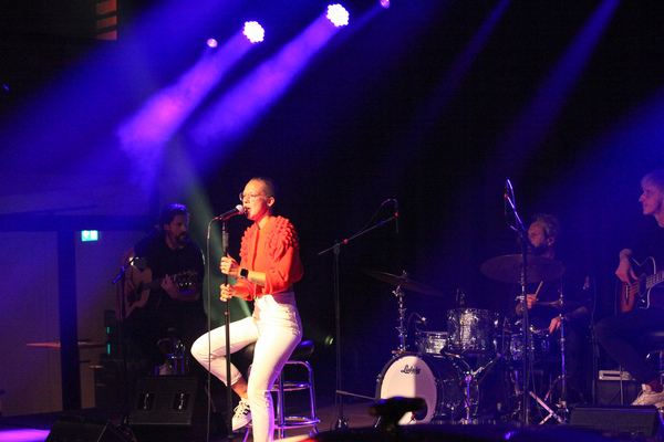 Stefanie Heinzmann "in concert" zusammen mit einer "unplugged band" anlässlich der Eröffnungsfeier der Autohalle Andelfingen