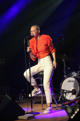 Bild: Stefanie Heinzmann "in concert" zusammen mit einer "unplugged band" anlässlich der Eröffnungsfeier der Autohalle Andelfingen