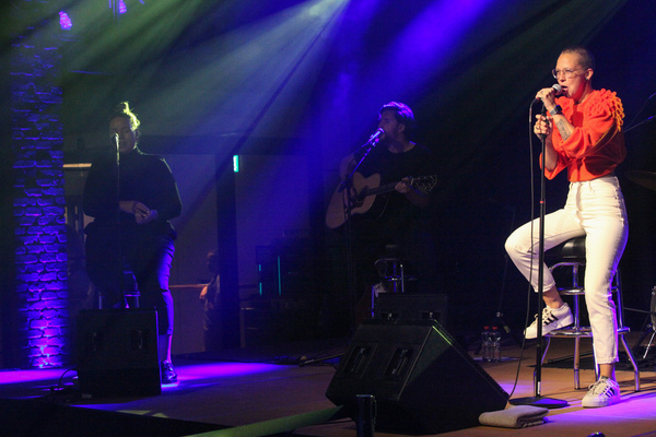 Stefanie Heinzmann "in concert" zusammen mit einer "unplugged band" anlässlich der Eröffnungsfeier der Autohalle Andelfingen