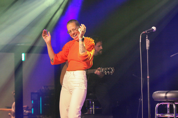 Bild: Stefanie Heinzmann "in concert" zusammen mit einer "unplugged band" anlässlich der Eröffnungsfeier der Autohalle Andelfingen
