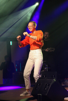 Bild: Stefanie Heinzmann "in concert" zusammen mit einer "unplugged band" anlässlich der Eröffnungsfeier der Autohalle Andelfingen