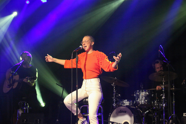 Bild: Stefanie Heinzmann "in concert" zusammen mit einer "unplugged band" anlässlich der Eröffnungsfeier der Autohalle Andelfingen