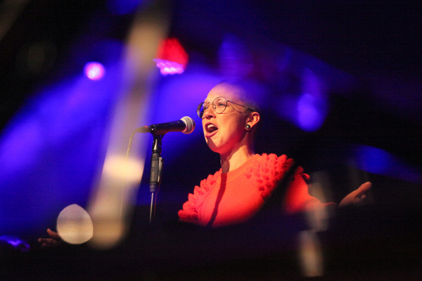 Stefanie Heinzmann "in concert" zusammen mit einer "unplugged band" anlässlich der Eröffnungsfeier der Autohalle Andelfingen