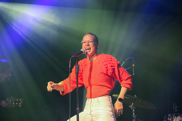 Stefanie Heinzmann "in concert" zusammen mit einer "unplugged band" anlässlich der Eröffnungsfeier der Autohalle Andelfingen