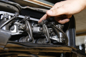 Steht der Zylinder auf OT, müssen sich beide Stoßstangen leicht mit der Hand drehen lassen. (Motor-Check und Beurteilung)
