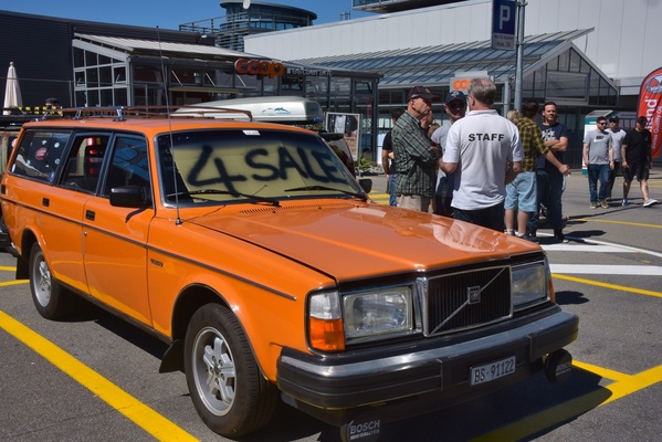 Steht dieser Volvo wirklich zum Verkauf? Immerhin passt die Farbe perfekt zum Coop-Logo im Hintergrund – Swiss Volvo Meeting 2025