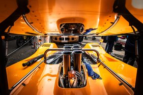 Steigstrom-Vergaser: Spiegelung der acht Ansaugschlote im Heckflügel des McLaren M 8 B – Goodwood Festival of Speed 2023