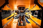 Steigstrom-Vergaser: Spiegelung der acht Ansaugschlote im Heckflügel des McLaren M 8 B – Goodwood Festival of Speed 2023