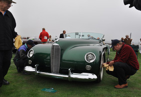 Sterling Gladwin Maverick Sportster (1952) - auch hier wird geputzt - Pebble Beach 2012 (U-08)