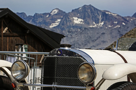 Stern-Stunde: Mercedes-Benz SSK vor hochalpiner Kulisse.